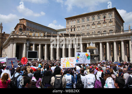 ROME - 9 mai : des foules de pèlerins se sont réunis le 9 mai 2010 à la place Saint Pierre au Vatican. Des milliers de personnes prient ensemble avec le Pape Benedi Banque D'Images