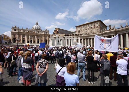 ROME - 9 mai : des foules de pèlerins se sont réunis le 9 mai 2010 à la place Saint Pierre au Vatican. Des milliers de personnes prient ensemble avec le Pape Benedi Banque D'Images