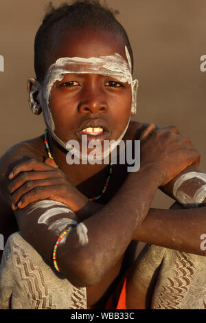 Hamer Tribal boy herder bovins dans Turmi, vallée de l'Omo, Ethiopie Banque D'Images