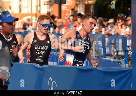 Karlovy Vary, République tchèque. Août 25, 2019. Samuel Dickinson (photo de gauche) de Grande-Bretagne, a remporté la Coupe du monde de triathlon hommes à Karlovy Vary, République tchèque, le 25 août 2019, suivi par Raphaël Montoya (droite) de la France et de la Grant Sheldon. Credit : Slavomir Kubes/CTK Photo/Alamy Live News Banque D'Images