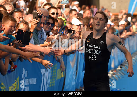 Karlovy Vary, République tchèque. Août 25, 2019. Samuel Dickinson de Grande-Bretagne, a remporté la Coupe du monde de triathlon hommes à Karlovy Vary, République tchèque, le 25 août 2019, suivi par Raphaël Montoya de la France et de la Grant Sheldon (photo). Credit : Slavomir Kubes/CTK Photo/Alamy Live News Banque D'Images