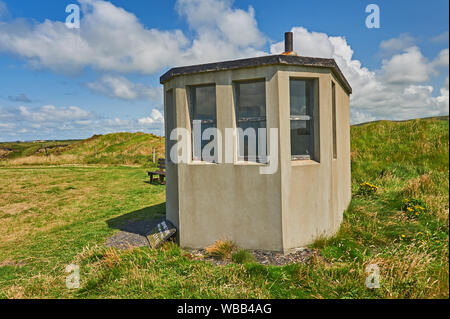Look Out point 43 situé sur Bromore Cliffs est une vieille guerre mondiale 2 look out point à travers l'océan Atlantique, dans le comté de Kerry, en République d'Irlande. Banque D'Images