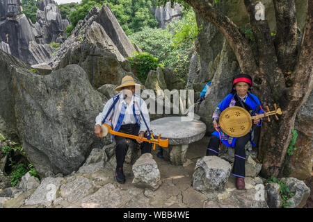 Visite de la forêt de pierre, Kunming, province du Yunnan, Chine. Formations calcaires situé dans le comté autonome Yi de Shilin.prise le 8 août 2019. Banque D'Images