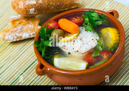 Soupe de Fisher merluccius. Recette : faire bouillir le bouillon de tête de poisson, ajouter les pommes de terre, les carottes, les échalotes, le maïs, filets de poisson ou 200 g de steak, assaisonner de sel, de Banque D'Images