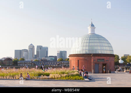 Tunnel avec pied Greenwich Canary Wharf au loin, Greenwich, London, England Banque D'Images