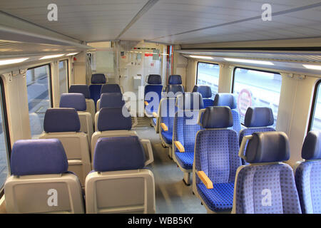 L'intérieur du train de voyageurs contemporains en Europe. Sièges bleus. Banque D'Images