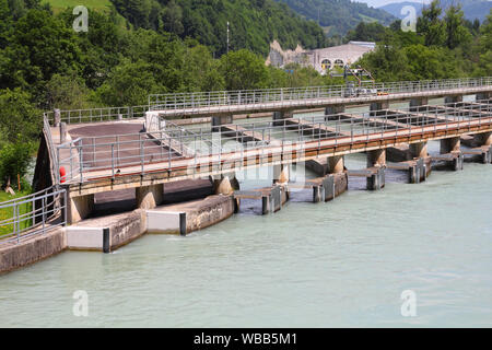 Centrale hydroélectrique sur la rivière Salzach, près de Zell Am See, Autriche. Digue en béton. Banque D'Images