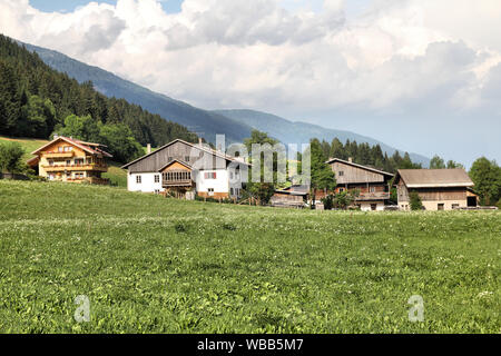 Autriche - magnifique village alpin. Petite ville dans la vallée de Pusteria du Tyrol. Banque D'Images