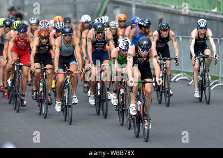 Karlovy Vary, République tchèque. Août 25, 2019. Samuel Dickinson de Grande-Bretagne, a remporté la Coupe du monde de triathlon hommes à Karlovy Vary, République tchèque, le 25 août 2019, suivi par Raphaël Montoya de la France et de la Grant Sheldon. Credit : Slavomir Kubes/CTK Photo/Alamy Live News Banque D'Images