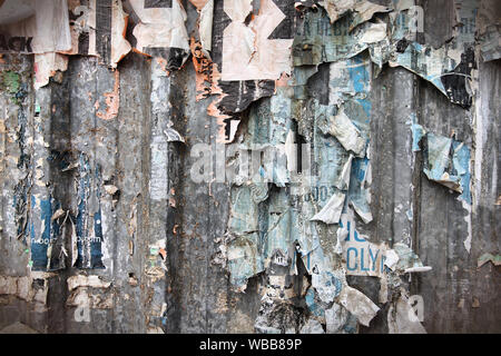 Affiches déchirées sur l'ancien mur de métal - le vandalisme et la dégradation du milieu urbain en Espagne Banque D'Images