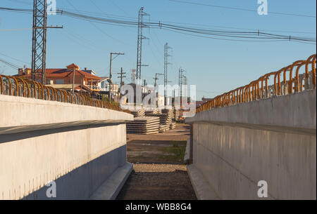 Poutres de béton utilisé pour la construction de viaducs. Artefacts du ciment utilisé dans la construction civile. Poutres en fer et en béton pour les ponts. En moderne Banque D'Images