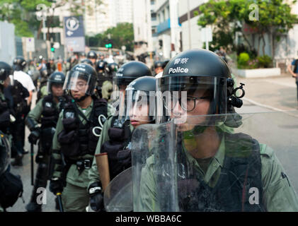 Hong Kong, Chine. Août 24, 2019. Les agents de police antiémeute montent la garde pendant la manifestation à Kwun Tong.Les manifestations de masse continue pendant encore un week-end à Hong Kong qui a commencé en juin 2019 sur un projet de loi sur l'extradition suspendue-maintenant à la Chine. Credit : SOPA/Alamy Images Limited Live News Banque D'Images