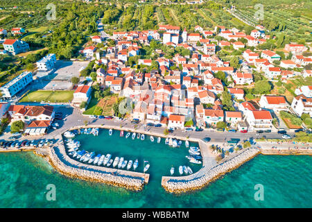 Village de l'archipel de Zadar Diklo littoral aérienne Voir région de la Croatie, Dalmatie Banque D'Images