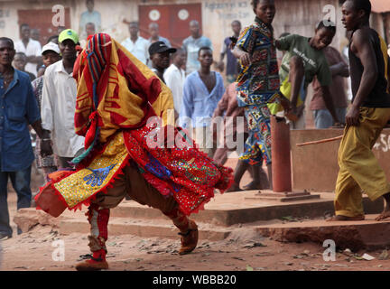 Danse des masques Egungun de cérémonie vaudou au Bénin, Afrique Banque D'Images