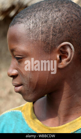 Un garçon scarifié à une cérémonie Egungun à Cove, Bénin Banque D'Images