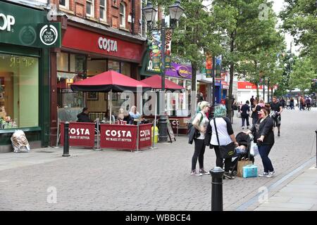 DONCASTER, Royaume-Uni - 12 juillet 2016 : Les acheteurs visitent Baxter Gate Street dans le centre-ville de Doncaster, Royaume-Uni. C'est l'une des plus grandes villes dans le Yorkshire du Sud, avec la population Banque D'Images