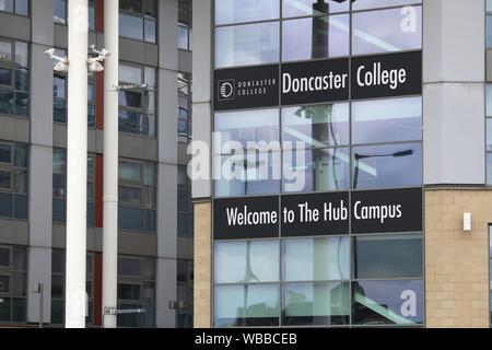 DONCASTER, Royaume-Uni - 12 juillet 2016 : Doncaster College Building au Royaume-Uni. Doncaster College a 13 500 étudiants. Banque D'Images