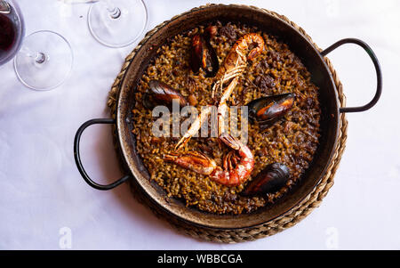 Vue de dessus de la marinera paella valencienne avec moules et crevettes servi en métal traditionnel pan Banque D'Images