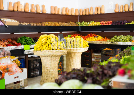 Photo de fruits de saison sur le marché des aliments en vente libre, sans personnage Banque D'Images