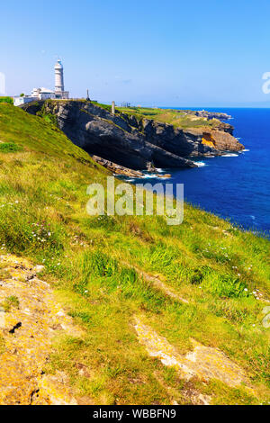 Vue panoramique de rocky côte Atlantique de maire avec phare en journée ensoleillée, Santander, Espagne Banque D'Images