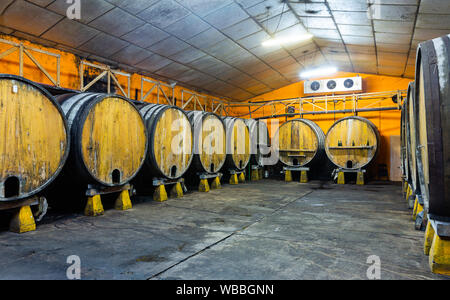 Vue intérieure de l'asturien Sidreria avec cidre de barils en bois Banque D'Images