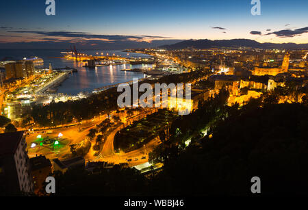 Station partie de Malaga avec le port du château au crépuscule. Espagne Banque D'Images