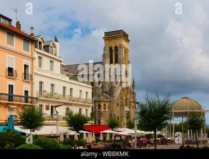 Vue impressionnante de l'église catholique St Eugénie, paroisse de Notre-Dame du Rocher, Biarritz, France Banque D'Images