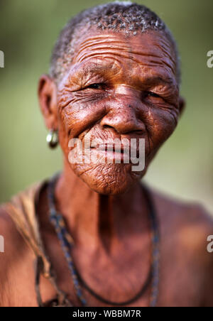 Femme de la tribu tribu Bushmen dans le désert du Kalahari, au Botswana Banque D'Images