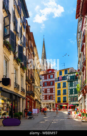 Bâtiments colorés traditionnels de Bayonne ville à jour d'été, France Banque D'Images