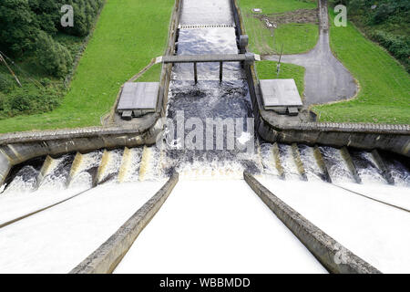 Thruscross barrage du réservoir dans la rivière débordante Washburn due à des niveaux records de précipitations inhabituel pour l'époque de l'année Août 2019 Banque D'Images