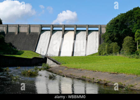 Thruscross barrage du réservoir dans la rivière débordante Washburn due à des niveaux records de précipitations inhabituel pour l'époque de l'année Août 2019 Banque D'Images