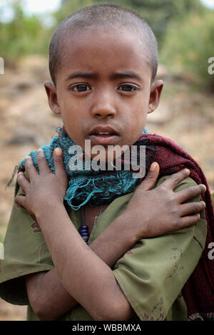 Pauvre garçon dans un village rural dans les montagnes du Simien, Ethiopie Banque D'Images