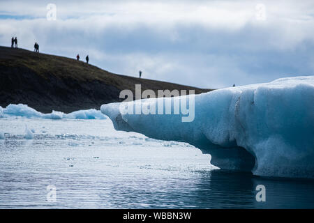 Panorama du lac Jökulsárlón avec ses blocs de glace flottant sur l'eau, de l'Islande Banque D'Images