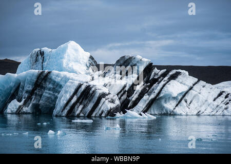 Panorama du lac Jökulsárlón avec ses blocs de glace flottant sur l'eau, de l'Islande Banque D'Images