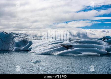 Panorama du lac Jökulsárlón avec ses blocs de glace flottant sur l'eau, de l'Islande Banque D'Images