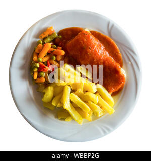 Vue de dessus du filet de cabillaud rôti servi dans une sauce tomate avec des frites et mélange de légumes cuits au four. Plus isolé sur fond blanc Banque D'Images