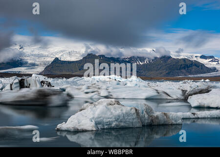 Panorama du lac Jökulsárlón avec ses blocs de glace flottant sur l'eau, de l'Islande Banque D'Images