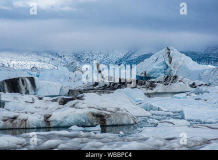 Panorama du lac Jökulsárlón avec ses blocs de glace flottant sur l'eau, de l'Islande Banque D'Images