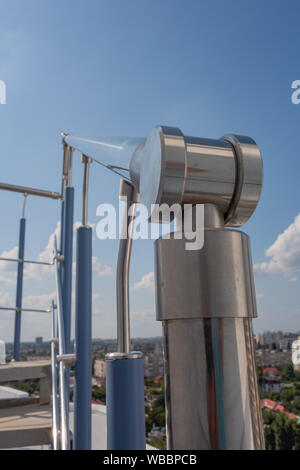 Escaliers garde-corps en acier inoxydable de l'extérieur de l'édifice, sur un fond de ciel bleu et de beaux nuages. Des tuyaux, des charnières, des balustres faites de sta Banque D'Images