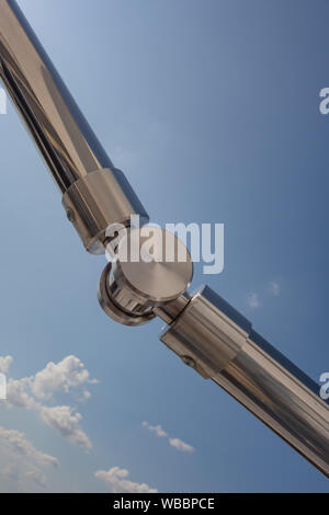 Escaliers garde-corps en acier inoxydable de l'extérieur de l'édifice, sur un fond de ciel bleu et de beaux nuages. Des tuyaux, des charnières, des balustres faites de sta Banque D'Images