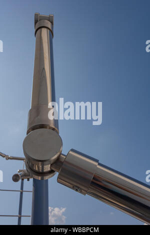 Escaliers garde-corps en acier inoxydable de l'extérieur de l'édifice, sur un fond de ciel bleu et de beaux nuages. Des tuyaux, des charnières, des balustres faites de sta Banque D'Images