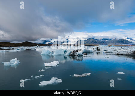 Panorama du lac Jökulsárlón avec ses blocs de glace flottant sur l'eau, de l'Islande Banque D'Images