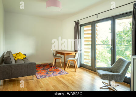 Design intérieur moderne. Salle de séjour d'un petit appartement Banque D'Images