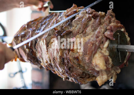 Chef prépare un bain turc traditionnel cag kebab dans un restaurant à Istanbul.Cag kebab est ressemble à döner kebab,mais c'est mettre le feu avant horiz Banque D'Images