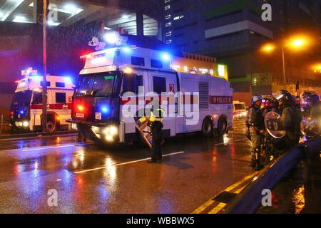 Hong Kong, Chine. Août 25, 2019. Une manifestation pacifique tourne à la violence avec plusieurs affrontements entre manifestants et policiers à Tsuen Wan. Deux camions canons à eau vu dans l'émeute des zones. Gonzales : Crédit Photo/Alamy Live News Banque D'Images