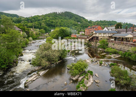 Llangollen, Denbeighshire, Pays de Galles - 22 mai 2019. Un train du chemin de fer touristique de Llangollen attend de s'écarter de la station à Llangollen par la rivière Dee en Banque D'Images