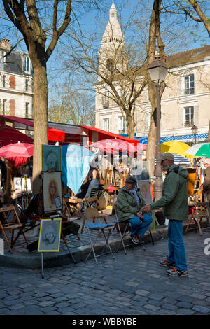 Les artistes de rue dans l'état occupé carré de la Place du Tertre. Quartier de Montmartre à Paris, France Banque D'Images