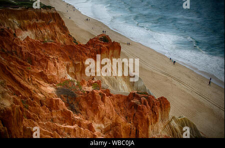 Vue sur les hautes falaises de la plage de Falesia, Algarve, Portugal Banque D'Images