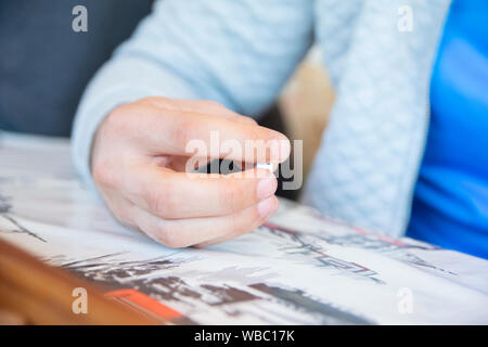 Man holding dice dans handhamd game Banque D'Images