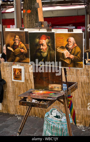 Artiste de rue, peintures à l'huile sur chevalet. Montmartre, à Paris. Banque D'Images